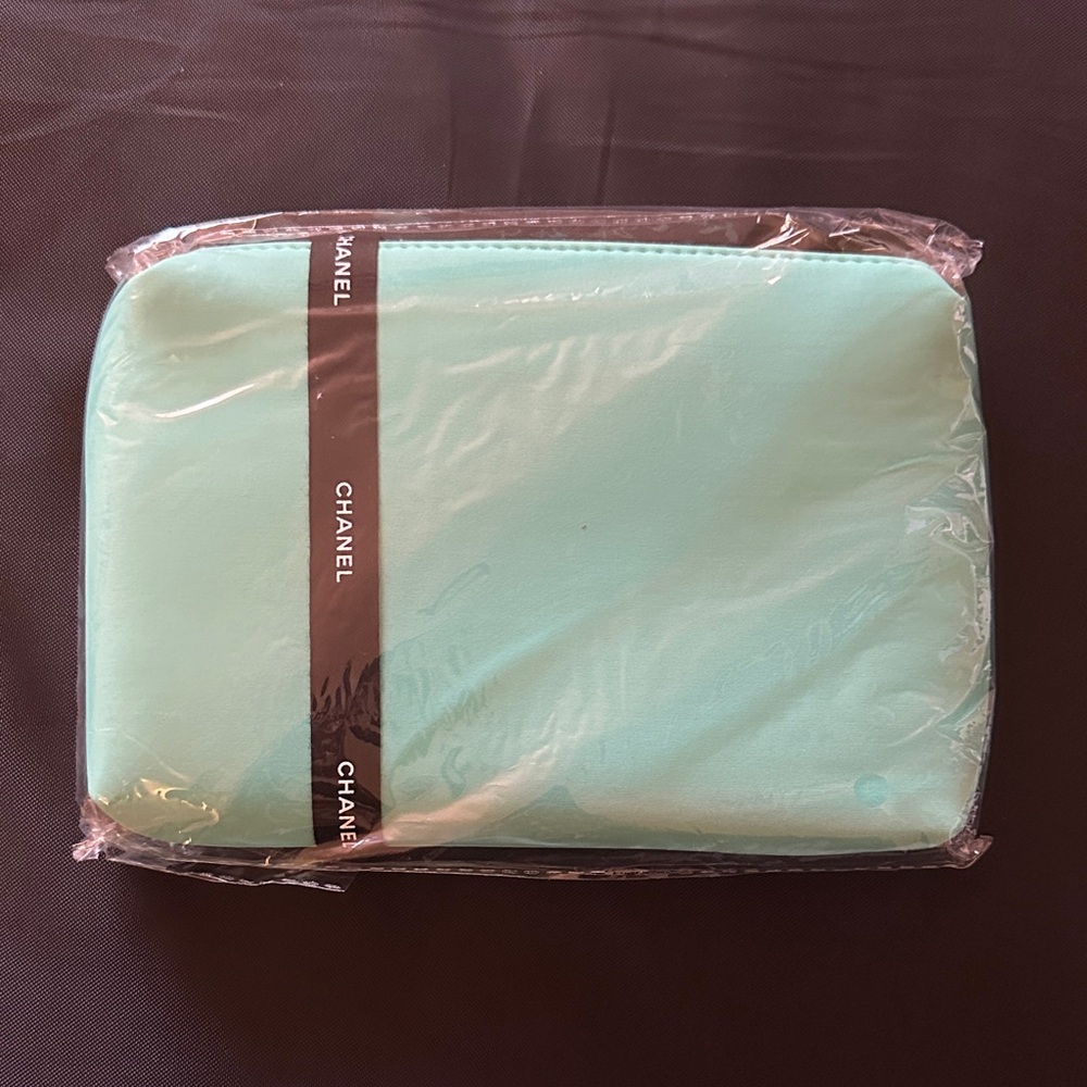 CHANEL Aqua Cosmetic Case - Picture 2 of 4